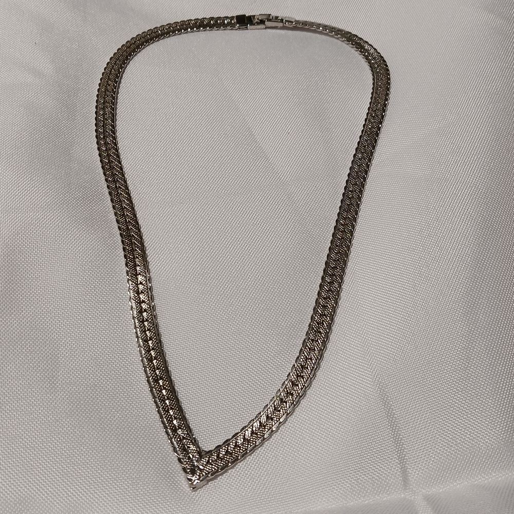 Vintage V Shaped Silver-toned Necklace